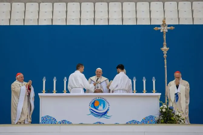 Le pape François célèbre la messe devant environ 50 000 personnes au stade Vélodrome de Marseille (France), dernière étape de sa visite dans la ville portuaire les 22 et 23 septembre 2023, pour prendre la parole lors d'une rencontre œcuménique de jeunes et d'évêques appelée "Rencontres méditerranéennes". | Daniel Ibanez/CNA