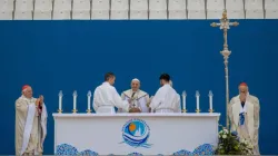 Le pape François célèbre la messe devant environ 50 000 personnes au stade Vélodrome de Marseille (France), dernière étape de sa visite dans la ville portuaire les 22 et 23 septembre 2023, pour prendre la parole lors d'une rencontre œcuménique de jeunes et d'évêques appelée "Rencontres méditerranéennes". | Daniel Ibanez/CNA / 