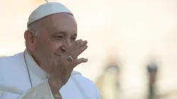 Le pape François sourit lors de l'audience générale sur la place Saint-Pierre le 27 septembre 2023. | Crédit photo : Daniel Ibanez/CNA / 