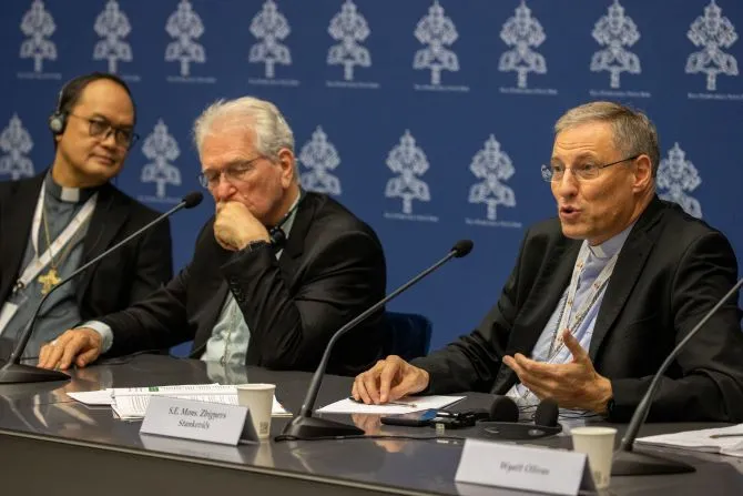 L'évêque Pablo Virgilio S. David de Kalookan, aux Philippines (à gauche), le cardinal Leonardo Steiner, archevêque de Manaus, au Brésil (au centre), et l'archevêque Zbigņev Stankevičs de Riga (à droite) se sont tous exprimés lors de la conférence de presse du Synode, le 18 octobre 2023. | Crédit photo : Daniel Ibáñez