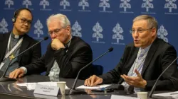 L'évêque Pablo Virgilio S. David de Kalookan, aux Philippines (à gauche), le cardinal Leonardo Steiner, archevêque de Manaus, au Brésil (au centre), et l'archevêque Zbigņev Stankevičs de Riga (à droite) se sont tous exprimés lors de la conférence de presse du Synode, le 18 octobre 2023. | Crédit photo : Daniel Ibáñez / 