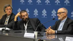 Paolo Ruffini, président de la commission de communication du synode (à gauche), Mgr Daniel Flores, évêque de Brownsville, Texas (au centre), et le cardinal Michael Czerny (à droite) lors d'une conférence de presse le 19 octobre 2023. | Crédit photo : Daniel Ibáñez / 