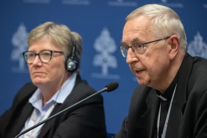 Catherine Clifford, professeur à l'Université Saint-Paul d'Ottawa, et l'archevêque Stanisław Gadecki de Pologne lors de la conférence de presse du Synode sur la synodalité du 26 octobre 2023. | Crédit photo : Daniel Ibáñez/EWTN News