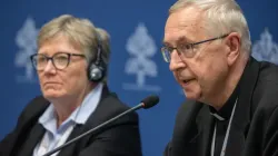 Catherine Clifford, professeur à l'Université Saint-Paul d'Ottawa, et l'archevêque Stanisław Gadecki de Pologne lors de la conférence de presse du Synode sur la synodalité du 26 octobre 2023. | Crédit photo : Daniel Ibáñez/EWTN News / 