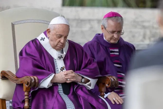 Le pape François a présidé la messe au cimetière militaire de Rome pour la commémoration de tous les fidèles défunts, le jour de la Toussaint, le 2 novembre 2023. | Daniel Ibáñez/EWTN/Vatican Pool