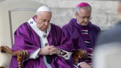 Le pape François a présidé la messe au cimetière militaire de Rome pour la commémoration de tous les fidèles défunts, le jour de la Toussaint, le 2 novembre 2023. | Daniel Ibáñez/EWTN/Vatican Pool / 