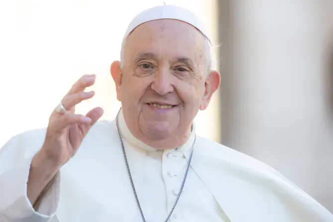 Le pape François salue la foule lors de l'audience générale du 8 novembre 2023. | Crédit photo : Daniel Ibañez/CNA