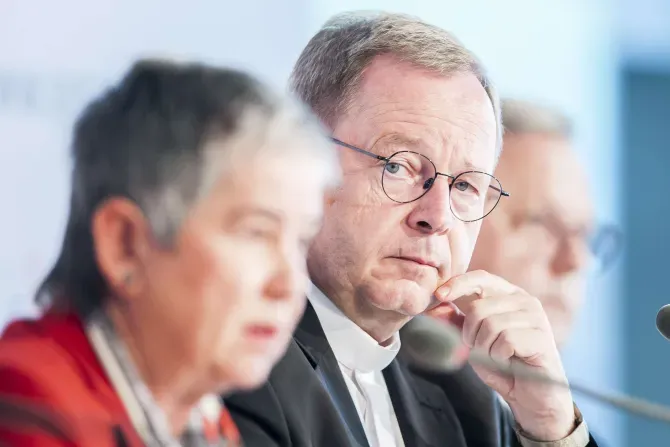 Mgr Georg Bätzing regarde la présidente du ZdK, Irme Stetter-Karp, s'exprimer lors de l'assemblée de la "Voie synodale" à Francfort, en Allemagne, le 8 septembre 2022. | Synodaler Weg / Maximilian von Lachner