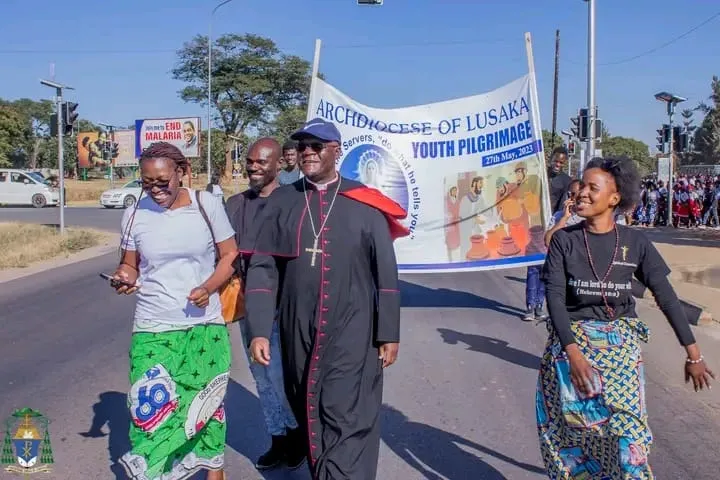 Mgr Alick Banda en procession avec des jeunes lors du pèlerinage annuel des jeunes, le 27 mai, dans l'archidiocèse de Lusaka, en Zambie. Crédit : Archidiocèse de Lusaka