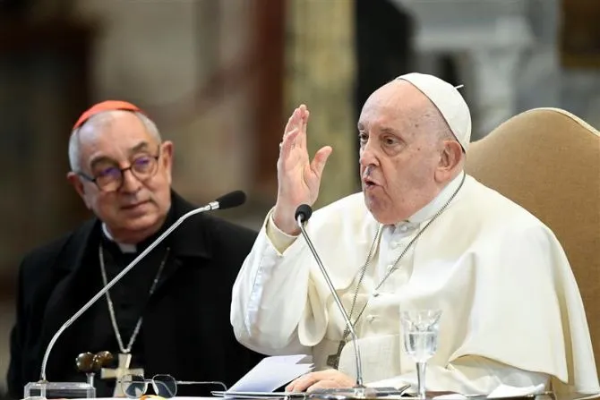 Le Pape François parle lors d'une réunion avec des prêtres du diocèse de Rome dans l'Archibasilique de Saint-Jean-de-Latran, le 13 janvier 2024. | Crédit : Vatican Media / 