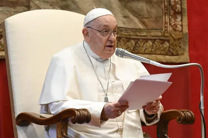 Le pape François prononce un discours devant tous les ambassadeurs du monde au Vatican le lundi 8 janvier 2024. | Crédit : Vatican Media / 