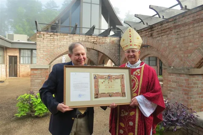 Mgr Steven Raica, évêque de Birmingham, Alabama, a remis au vice-président de la théologie d'EWTN, Colin Donovan, la lettre de nomination et le diplôme de l'Académie pontificale mariale internationale au cours d'une messe le 9 août. |