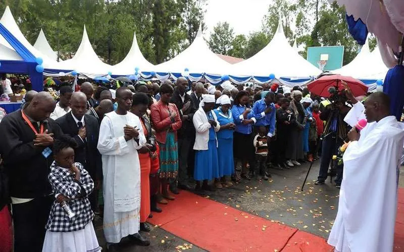 e père John Munjuri, prêtre de la paroisse de St. Mary's Mukuru, archidiocèse de Nairobi, né au Kenya, qui a animé un programme d'alimentation le vendredi sous les auspices du groupe St. Paroisse St. Mary's Mukuru, Archidiocèse de Nairobi