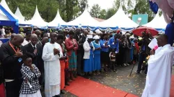 e père John Munjuri, prêtre de la paroisse de St. Mary's Mukuru, archidiocèse de Nairobi, né au Kenya, qui a animé un programme d'alimentation le vendredi sous les auspices du groupe St. / Paroisse St. Mary's Mukuru, Archidiocèse de Nairobi