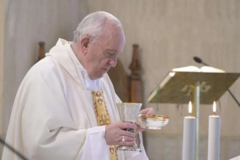 Le Pape François lors de la messe dans la chapelle de la Casa Santa Marta le 8 juillet 2020. / Vatican Media.