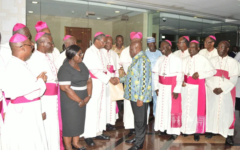 Mgr Philip Naameh, président de la conférence des évêques catholiques du Ghana, lors d'une poignée de main avec le président Nana Addo-Dankwa Akufo-Addo lors d'une visite des évêques au président au siège du gouvernement. / Conférence des évêques catholiques du Ghana (GCBC)