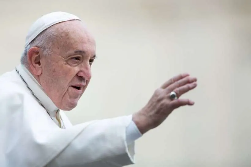 Le Pape François salue les pèlerins après l'audience générale du mercredi sur la place Saint-Pierre, le 26 février 2020. Daniel Ibáñez/CNA