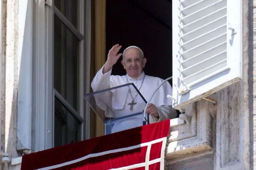 Le Pape François salue les fidèles de sa fenêtre donnant sur la place Saint-Pierre lors d'un  de l'Angélus. Vatican Media.