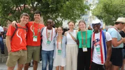 James Nyumah, 23 ans, originaire du Libéria (troisième à partir de la gauche sur la photo) passe du temps avec de nouveaux amis australiens lors d'une session "Rise Up" aux Journées Mondiales de la Jeunesse 2023 à Lisbonne, au Portugal, le 2 août 2023. | Hannah Brockhaus/CNA / 