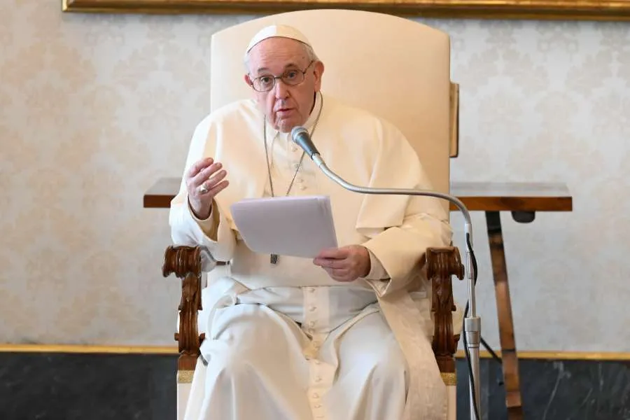 Le pape François prononce son discours à l'occasion de l'audience générale dans la bibliothèque du Palais Apostolique. Vatican Media.