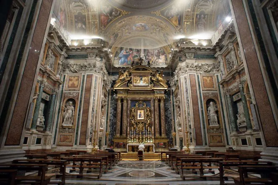 Le pape François prie devant l'icône Salus Populi Romani dans la basilique Sainte-Marie-Majeure à Rome, le 8 décembre 2020. Vatican Media.