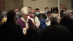 L'évêque élu Mgr Guido Marini marche aux côtés du pape François le mercredi des Cendres 2021 dans la basilique Saint-Pierre. Vatican Media / 