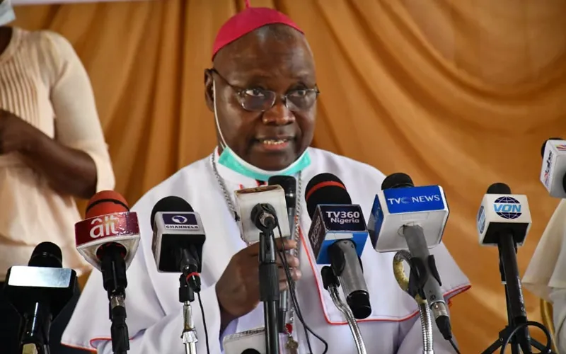 Mgr Ignatius Kaigama s'adressant aux journalistes lors d'une conférence de presse pour marquer la Journée mondiale des communications sociales dans l'archidiocèse d'Abuja au Nigeria. Crédit : Archidiocèse d'Abuja/Facebook.