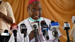 Mgr Ignatius Kaigama s'adressant aux journalistes lors d'une conférence de presse pour marquer la Journée mondiale des communications sociales dans l'archidiocèse d'Abuja au Nigeria. Crédit : Archidiocèse d'Abuja/Facebook. / 