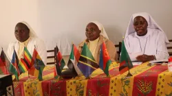 De gauche à droite : Sœur Pasilisa Namukoye, secrétaire exécutive d'ÀOSK, Sœur Mary Cecilia Njeri, présidente d'ACWECA, Sœur Hellen Badhiho, secrétaire générale d'ACWECA. Crédit : AMECEA / 