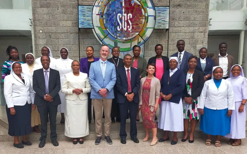 Les équipes de l'Association des femmes consacrées d'Afrique de l'Est et du Centre (ACWECA), de l'Université de Strathmore et de la Fondation Conrad N. Hilton posent pour une photo de groupe lors du lancement du projet Sisters Blended Value au Kenya Crédit : Association des femmes consacrées d'Afrique de l'Est et du Centre