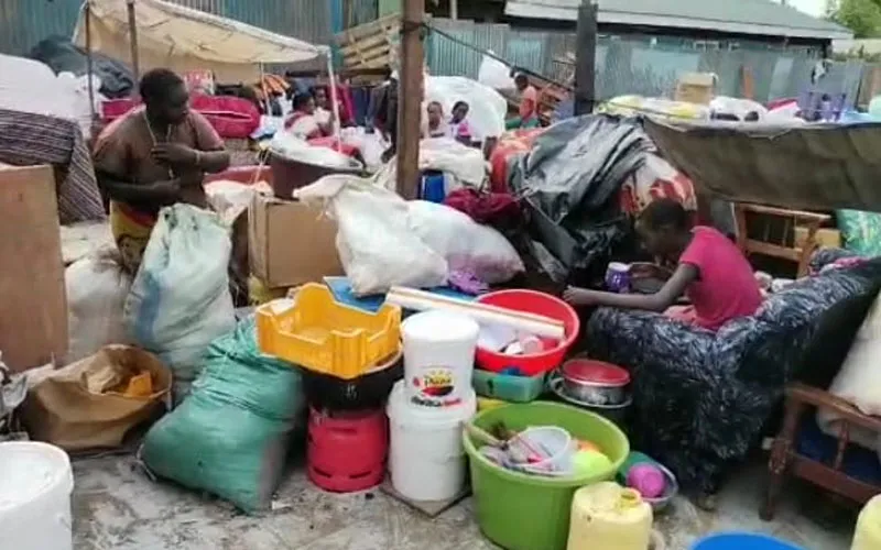 Personnes déplacées à Mukuru kwa Njenga, un bidonville desservi par l'église catholique St. Mary dans l'archidiocèse de Nairobi au Kenya. Crédit : Père John Munjuri