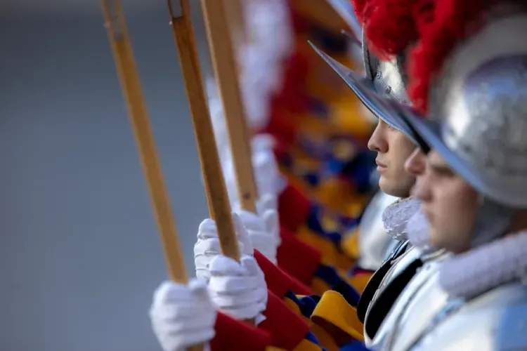 Les gardes suisses lors de la cérémonie dans la cour San Damaso de la Cité du Vatican le 6 mai 2021 / © EWTN News/Daniel Ibáñez/Vatican Pool