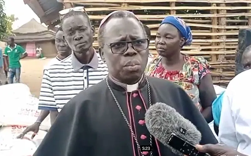 Mgr Stephen Ameyu Martin, archevêque de l'archidiocèse de Juba au Soudan du Sud, s'adressant aux personnes déplacées dans le camp de Gumbo. Crédit : Radio Bakhita/Facebook / 