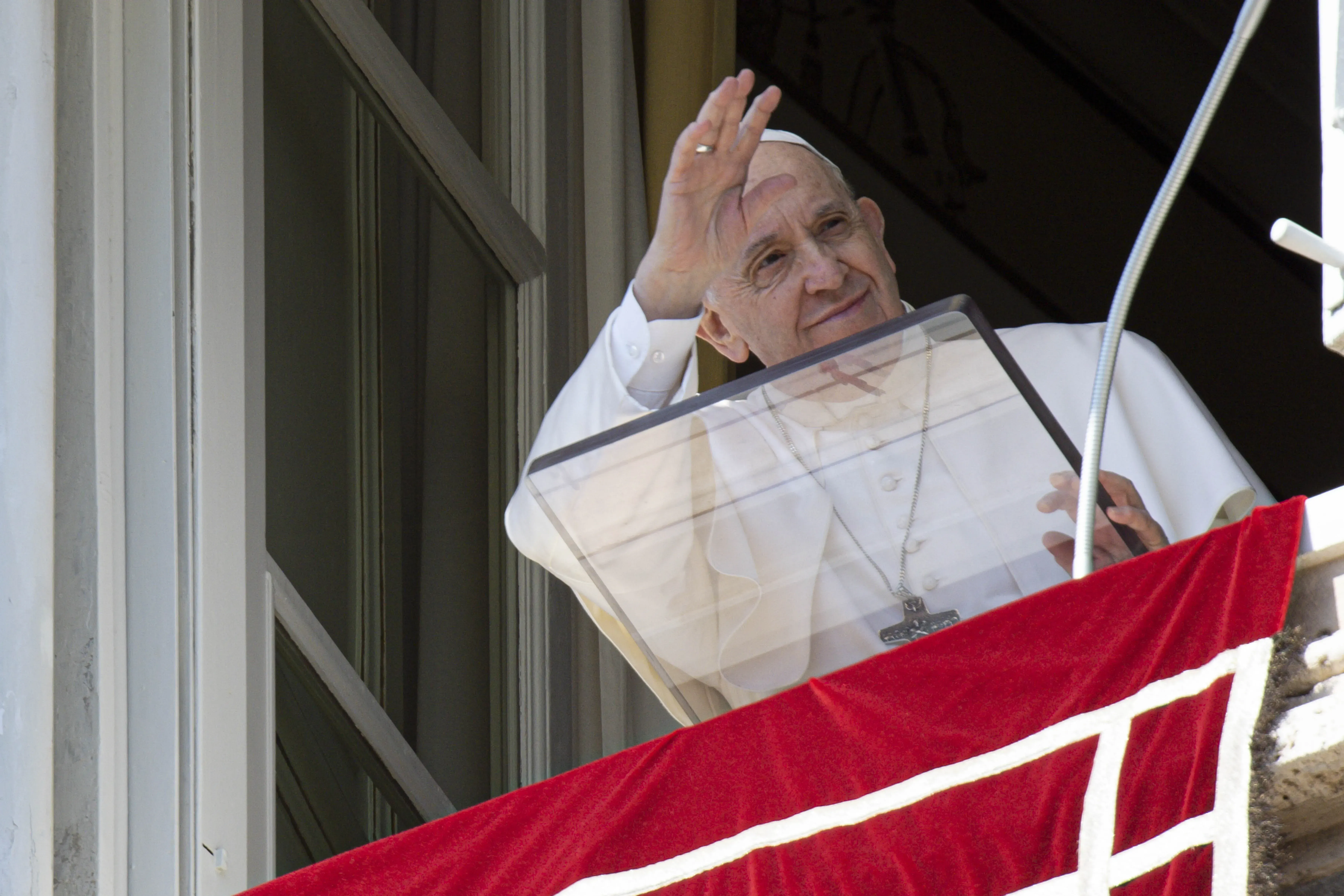 Le pape François salue la foule réunie pour l'Angélus sur la place Saint-Pierre, le 13 mars 2022. Vatican Media