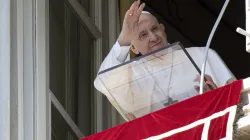 Le pape François salue la foule réunie pour l'Angélus sur la place Saint-Pierre, le 13 mars 2022. Vatican Media / 