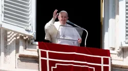 Le pape François salue les pèlerins lors de son discours à l'Angélus le 21 février 2021. / Vatican Media/CNA.