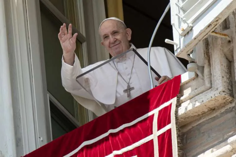 Le Pape François salue de sa fenêtre donnant sur la place Saint-Pierre lors de l'Angélus. Vatican Media.