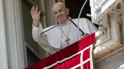 Le Pape François salue de sa fenêtre donnant sur la place Saint-Pierre lors de l'Angélus. / Vatican Media.