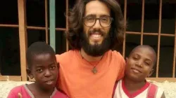 Jorge Fernandes, originaire du Portugal, avec des enfants des rues auxquels il a enseigné en Angola. Crédit : Agenzia Info Salesiana (ANS) / 