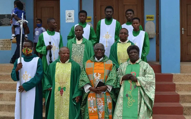 Le père John Baptiste Attakruh (deuxième à partir de la droite), nouvellement nommé administrateur apostolique du diocèse de Sekondi-Takoradi au Ghana après la messe à la cathédrale de l'Étoile de la mer, à Takoradi. / Diocèse de Sekondi-Takoradi