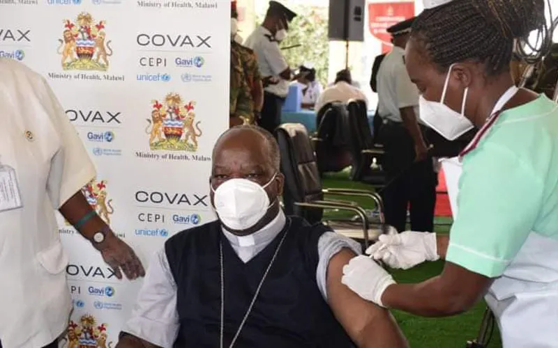 Mgr Thomas Msusa, archevêque de l'archidiocèse de Blantyre au Malawi, reçoit le vaccin COVID-19. Archidiocèse de Blantyre/Facebook