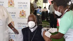 Mgr Thomas Msusa, archevêque de l'archidiocèse de Blantyre au Malawi, reçoit le vaccin COVID-19. / Archidiocèse de Blantyre/Facebook