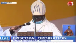 Mgr Philip Anyolo, président de la Conférence des évêques catholiques du Kenya (KCCB), lisant le message des évêques lors de l'ordination épiscopale du nouvel évêque du diocèse de Kitui au Kenya, le samedi 29 août. / Domaine public