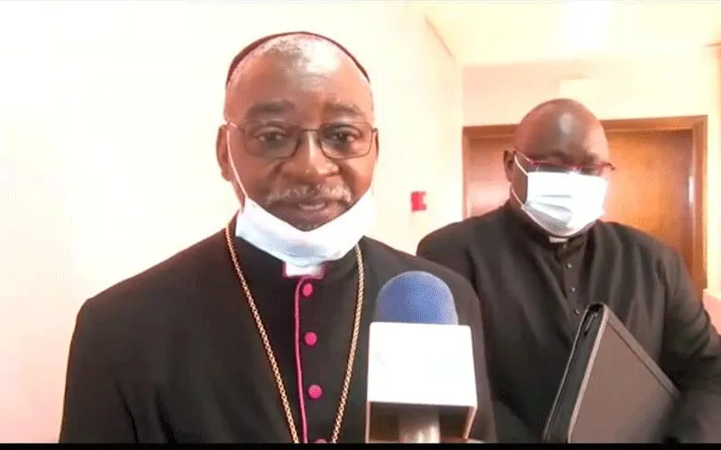 Mgr Jean Patrick Iba-Ba de l'archidiocèse de Libreville au Gabon lors d'un entretien avec les journalistes peu après sa rencontre avec le ministre de l'intérieur du Gabon. / Domaine public