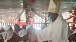 Mgr Ignatius Kaigama administrant le sacrement du Baptême pendant la messe du dimanche 10 janvier. / Archidiocèse d'Abuja