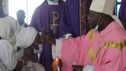 Mgr Ignatius Kaigama administre le sacrement de confirmation à la paroisse St. John Mary Vianney dans son archidiocèse d'Abuja. / Page Facebook de l'archidiocèse d'Abuja.