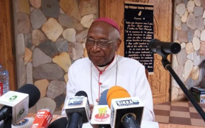 Mgr Philippe Fanoko Kossi Kpodzro, archevêque émérite, s'adressant à la presse à Lomé, Togo, mardi 10 décembre 2019 / Domaine public