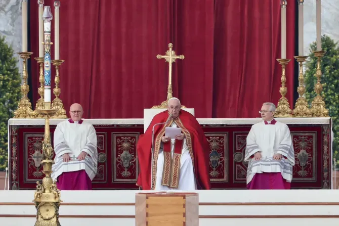 Le pape François prononce l'homélie lors de la messe des funérailles du pape émérite Benoît XVI, place Saint-Pierre, le 5 janvier 2023. | Daniel Ibañez/CNA