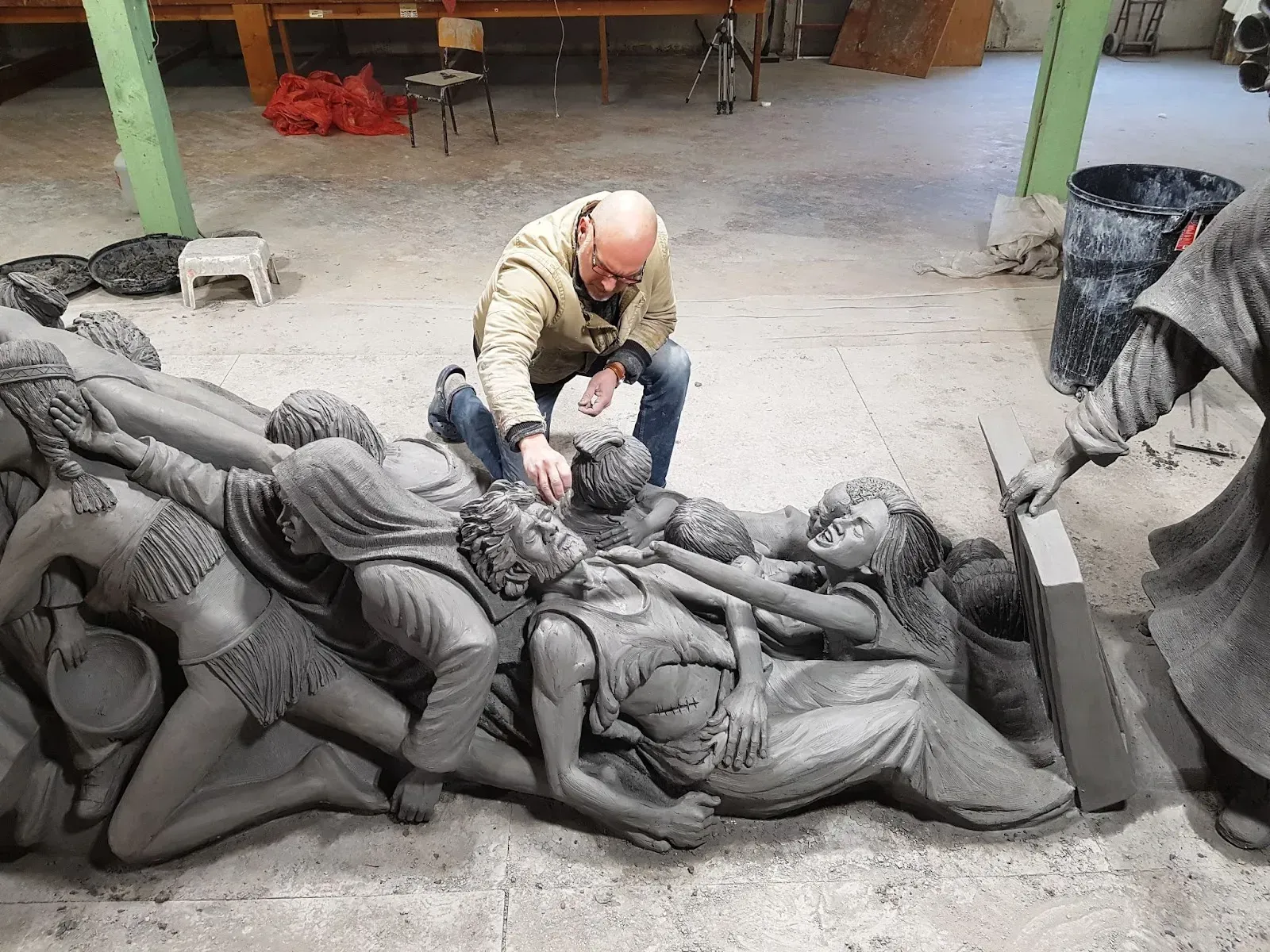 Timothy P. Schmalz avec sa sculpture "Let the Oppressed Go Free". Avec l'aimable autorisation de Timothy P. Schmalz.