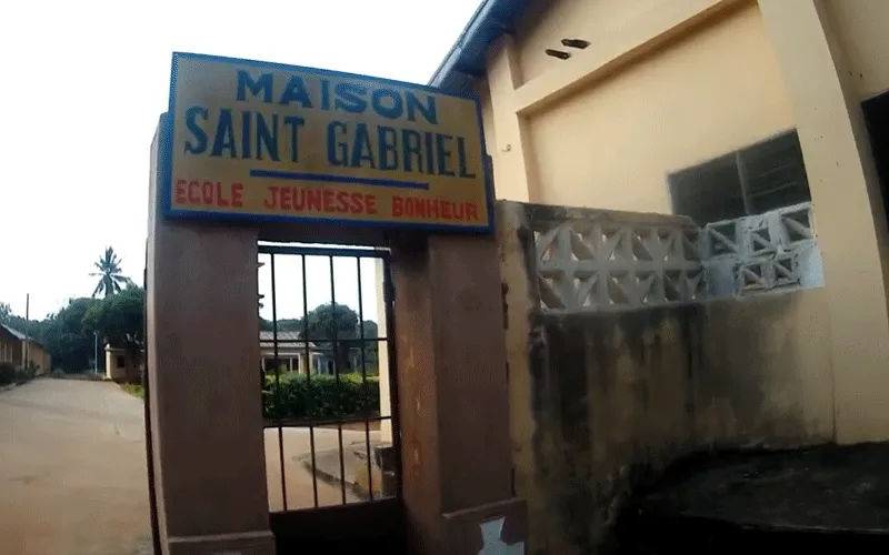 Entrée à de l'École Jeunesse Bonheur, une école catholique de prière et d'évangélisation située dans l'archidiocèse de Cotonou au Bénin. / École Jeunesse Bonheur